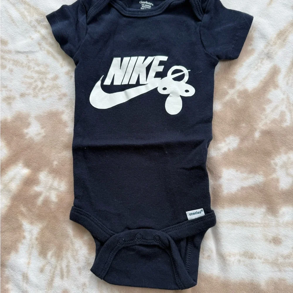 *Circuit Made* 3-6M Gerber Bodysuits with Fun Nike/Paci Design - Picture 6 of 8